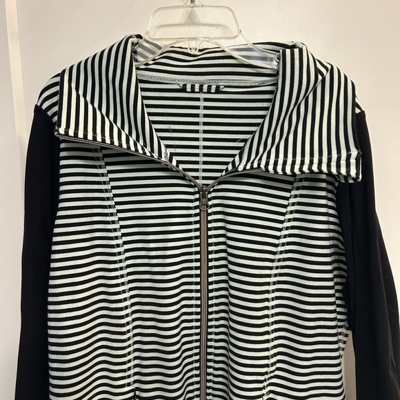 Lululemon Daily Yoga Full Zip Jacket in Mint Moment Black - Picture 3 of 13